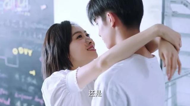 李沁广告大片,马甲衬衫配半裙,像极了上世纪小学老师